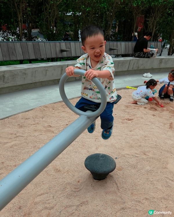 去左啟德玩在網上面行和掘沙沙，仔仔玩得好開心，但當日天氣好熱...