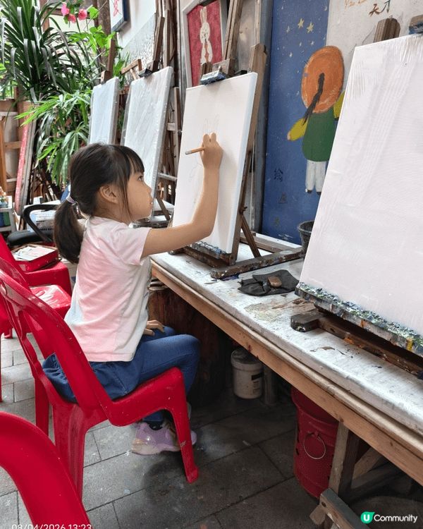 親子好去處推介深圳大芬油畫村，一家人可以欣賞畫作藝術品，擴闊...