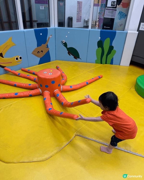 政府兒童遊戲室，兒童可自由於安全有冷氣環境舒適探索，場地的設...