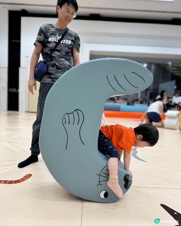 政府兒童遊戲室，兒童可自由於安全有冷氣環境舒適探索，場地的設...