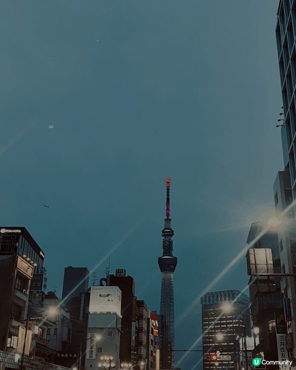 東京的夜晚🎑，景色十分怡人，柔和的燈光配黑獨特的建築物，讓人...