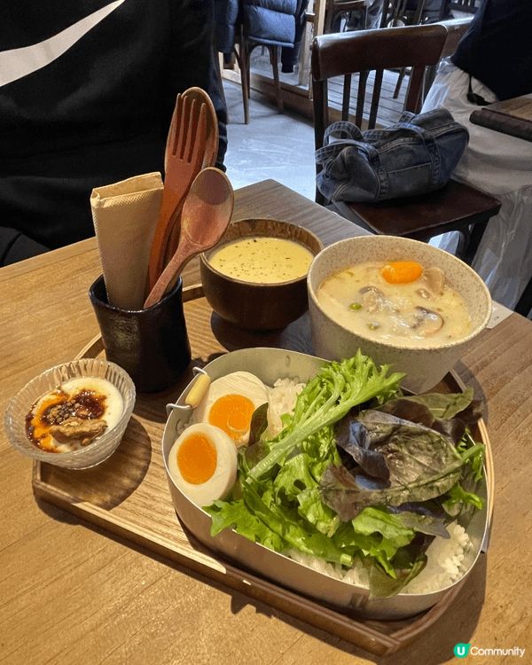 旅程途中，喜歡打卡不同的樓上cafe，很多都很有性價比很高質...