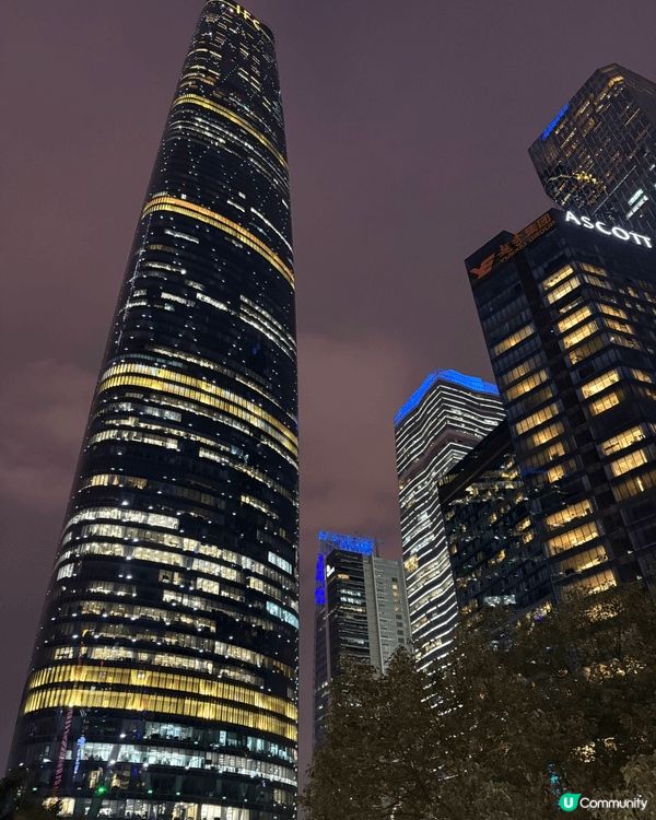 廣州高樓林立的夜景十分璀璨，比起其他地方更有一種平凡中的不一...