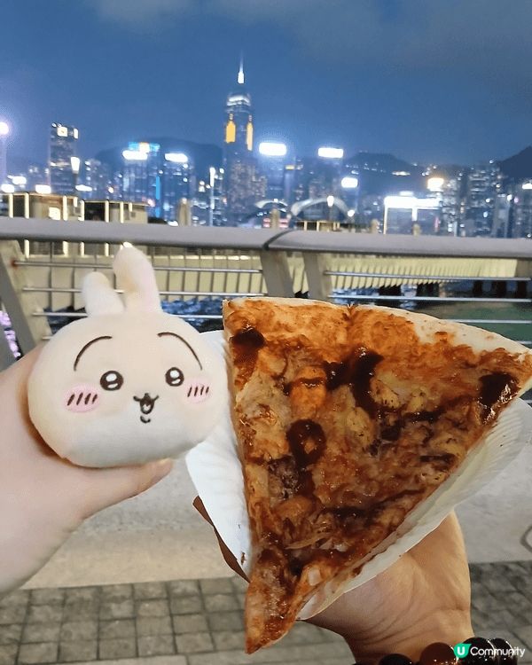 係尖沙咀海旁同麥兜一齊觀星，一邊食住大pizza欣賞美麗嘅維...