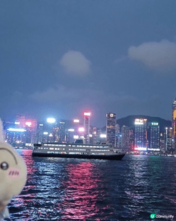 係尖沙咀海旁同麥兜一齊觀星，一邊食住大pizza欣賞美麗嘅維...