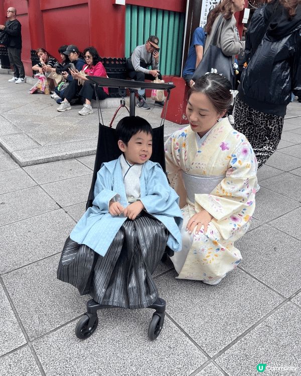 去淺草雷門，果度有條步行街可以買下野，又可以同小朋友著和服，...