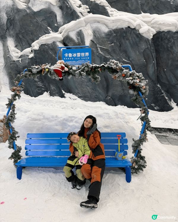 第一次帶女兒去感受冰雪，選擇了深圳觀瀾湖的卡魯冰雪世界。在炎...