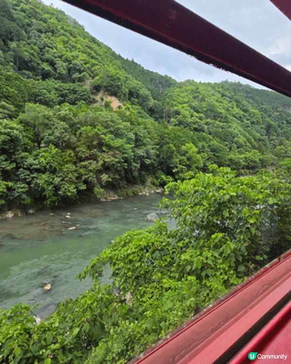 坐着京都的巍峨小火車，沿路看着美麗的風景，很值得去遊遊！！