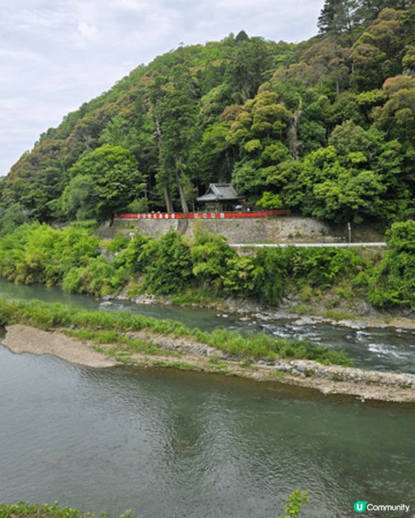 坐着京都的巍峨小火車，沿路看着美麗的風景，很值得去遊遊！！