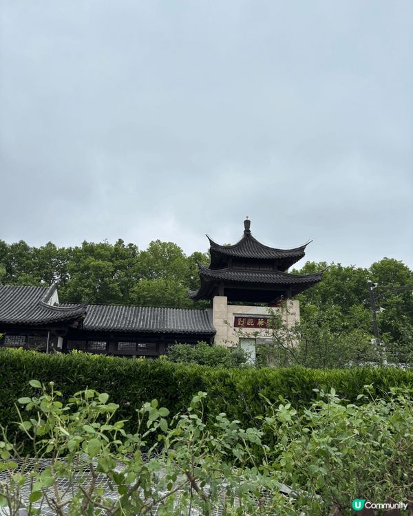 莫愁湖公園係南京一個非常之著名嘅公園，講一位叫做莫愁嘅女子嫁...
