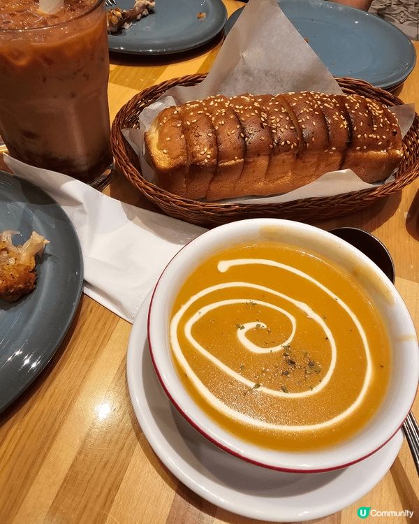 留在香港亦可以品嚐美食! Pizzahut全新榴槤批，雙層千...
