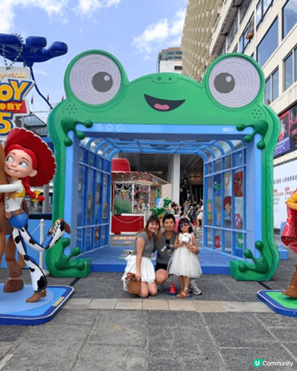 梗係要去海港城同toy story 5 影相打咭，玩下攤位遊...