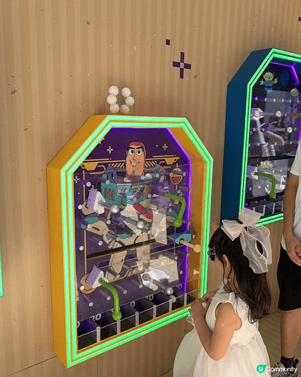 梗係要去海港城同toy story 5 影相打咭，玩下攤位遊...