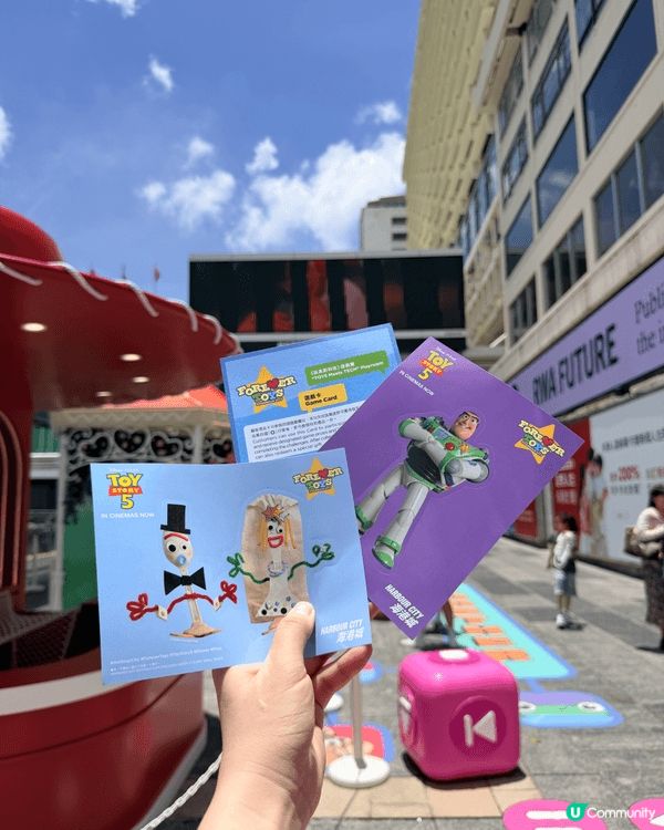 梗係要去海港城同toy story 5 影相打咭，玩下攤位遊...
