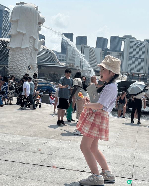 這是帶小朋友去新加坡時拍攝的照片，地標必定是魚尾獅了！小朋友...