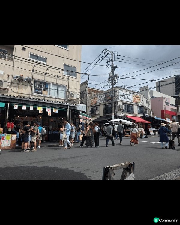 東京旅行點少得去築地市場，市場聚集了超過400間商店與餐飲店...