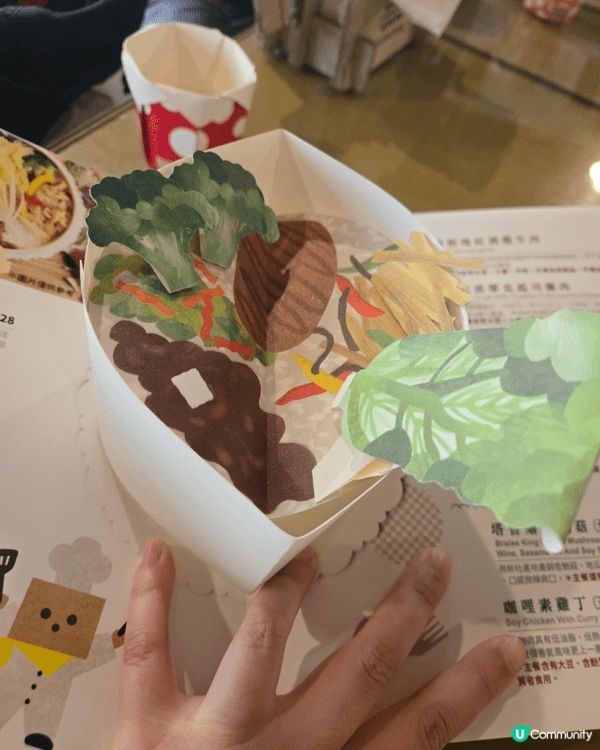 圖片是台中紙箱王創意園區的特色造景，陽光與綠意配合紙藝裝置，...