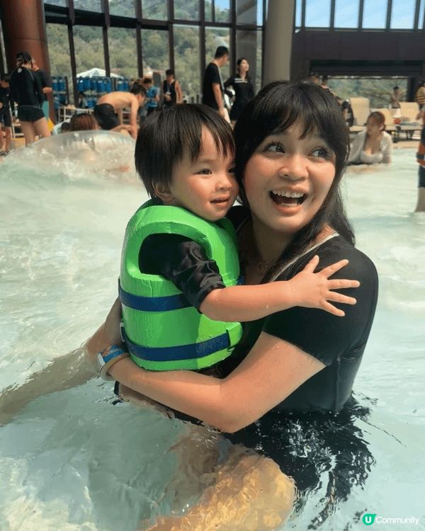 上個週末，我哋一家三口衝咗去海洋公園水上樂園，真係玩到癲！尤...