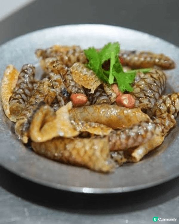 這三張圖片展示咗正宗香港地道美食！第一張係香噴噴嘅豉油皇炒魚...