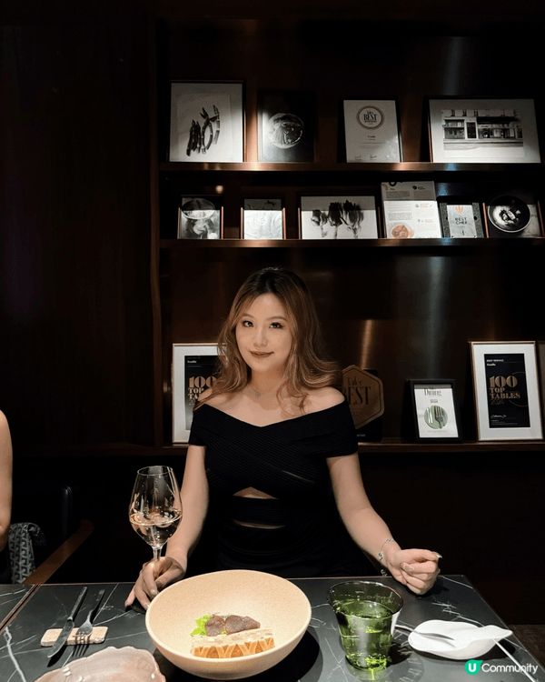 我喜欢香港，喜欢维港那片蓝得让人心醉的海，喜欢在中环Feui...
