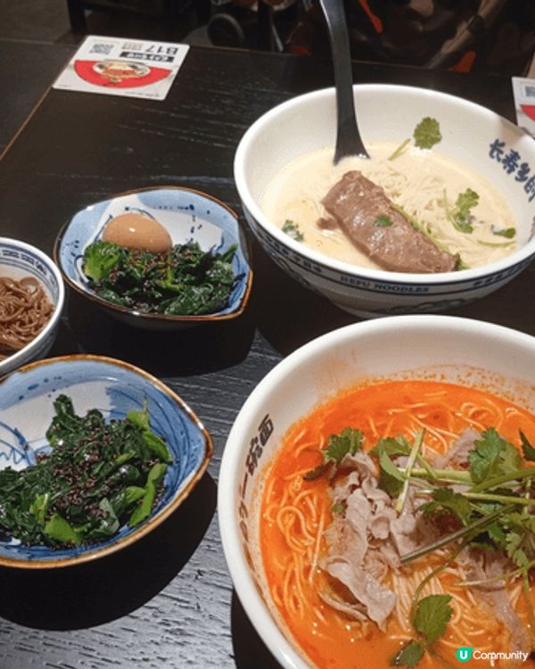 第一張照片是杯麵，上面印著Faker。第二張照片是拉麵。第三...
