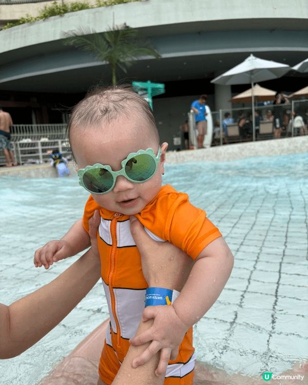 十個月的👶🏻Karlton 第一次下水禮就挑戰水上樂園😎勁中...