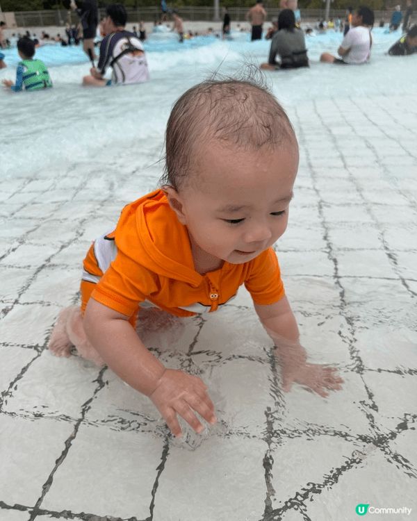 十個月的👶🏻Karlton 第一次下水禮就挑戰水上樂園😎勁中...