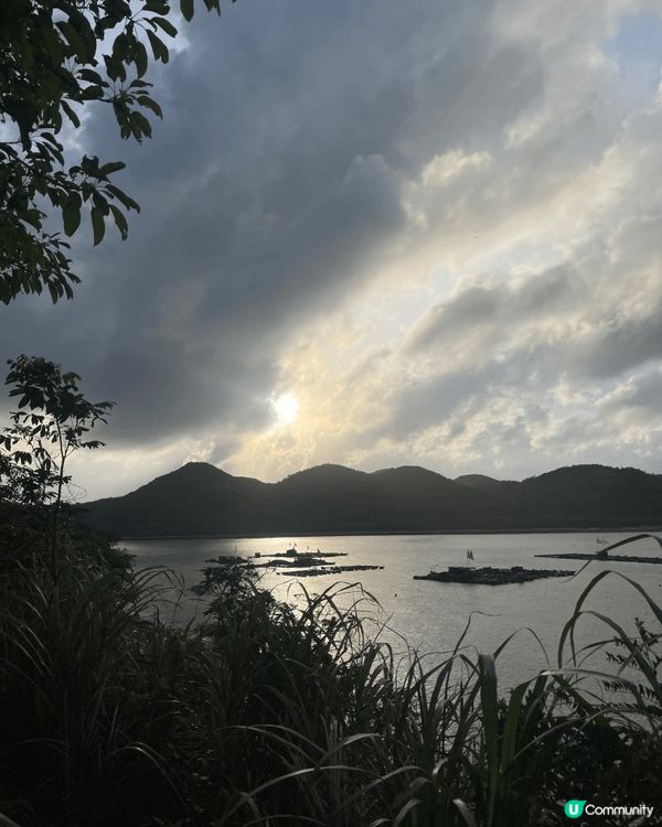 索罟灣位於南丫島東岸，是一個充滿漁村風情與歷史遺跡的海灣。這...
