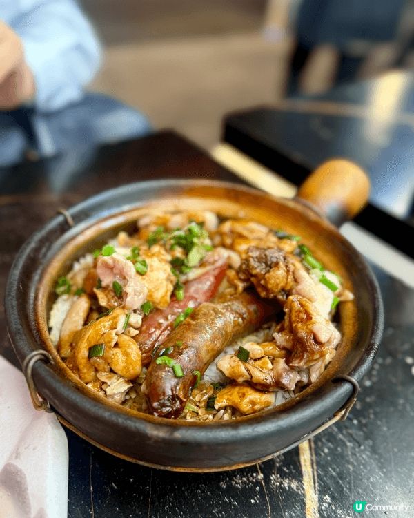 天氣涼涼哋去咗廟街食煲仔飯🍲潤腸臘腸滑雞煲仔飯好惹味😋飯焦超...