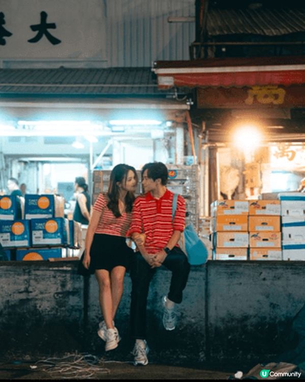 呢輯係我同男朋友遊走油麻地果欄嘅港風寫真，在霓虹與檔口之間舉...