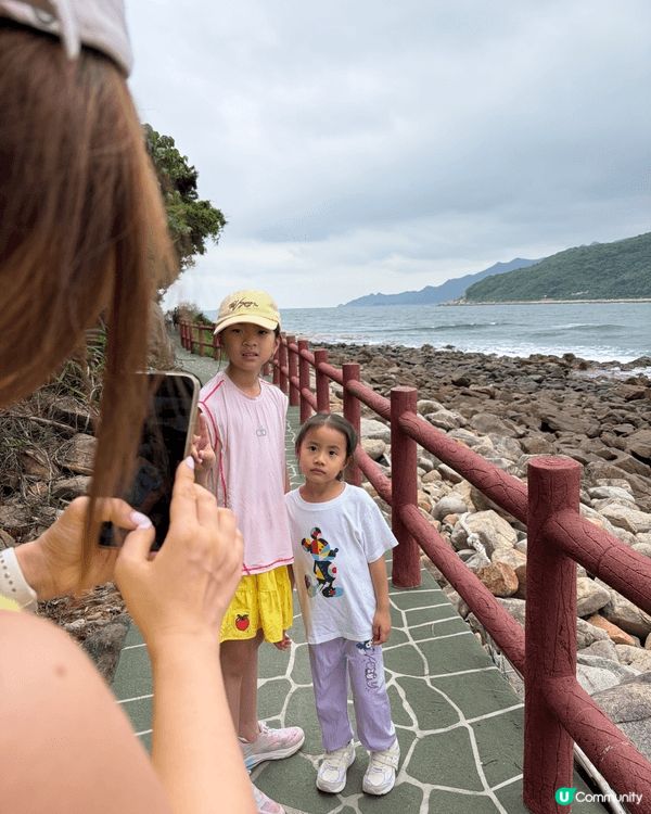 自然草地廣闊，可野餐、放風箏和觀海；步道平坦、適合幼小孩走動...