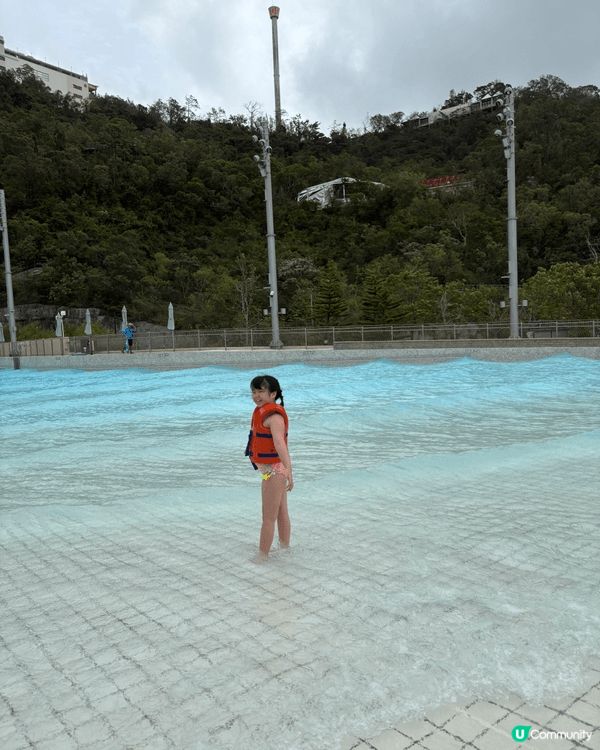 香港水上樂園。適合小朋友玩耍，有室內室外各項設施，就算天氣不...