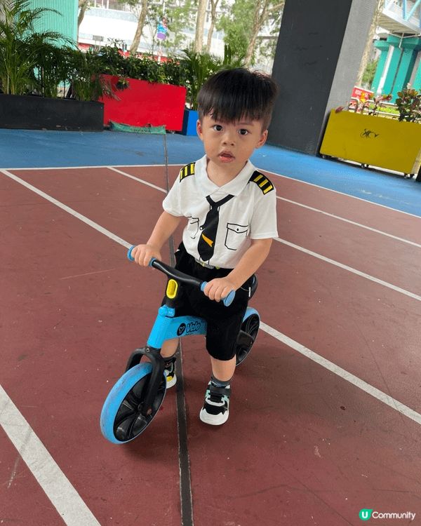 我好鍾意玩我架藍色平衡車呀！🚲