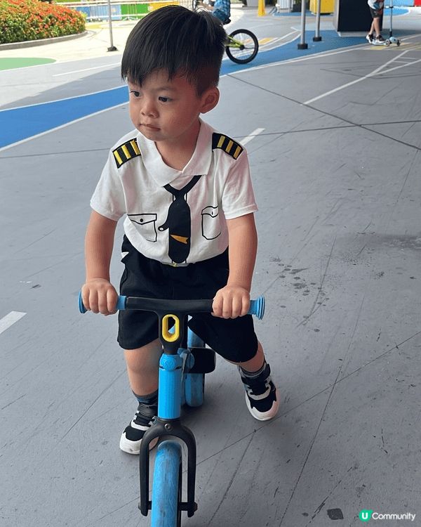 我好鍾意玩我架藍色平衡車呀！🚲