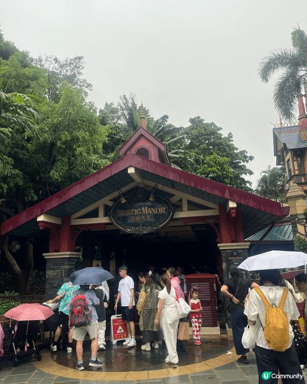 迪士尼公園迷離大宅，入面有lion king話劇，好適合一家...