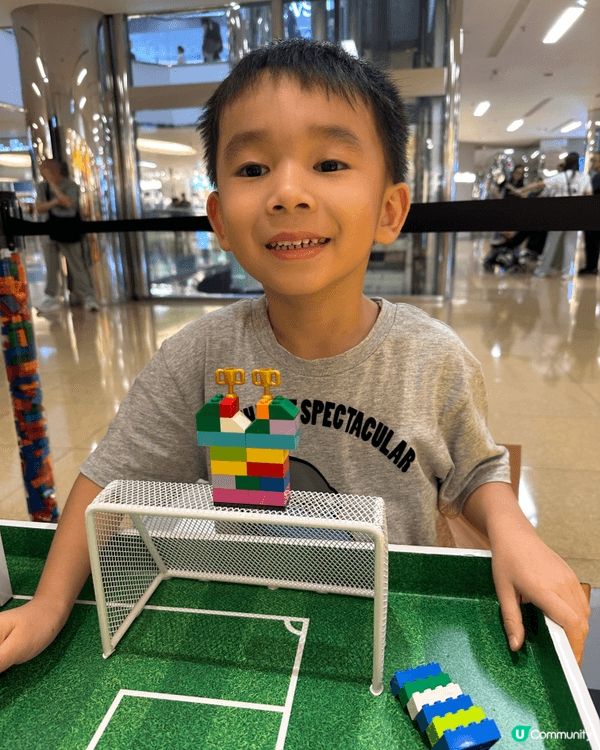 同媽媽去Lego 專門店用Lego 砌球衣，支持世界盃