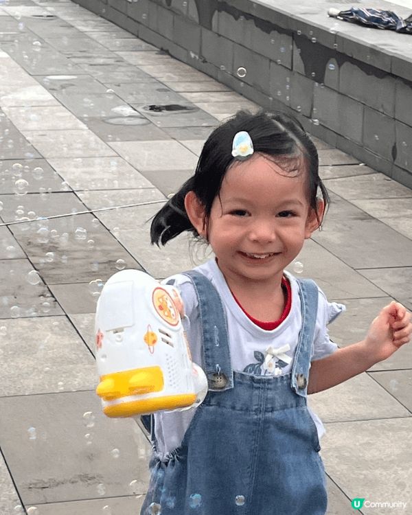 中環的孫中山公園是一個好地方，有滑梯，彈床及堆沙池給小孩玩樂...