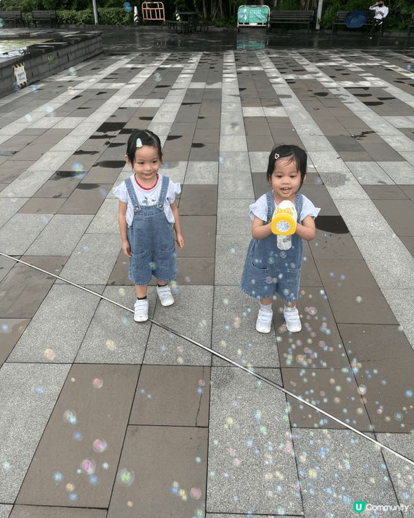 中環的孫中山公園是一個好地方，有滑梯，彈床及堆沙池給小孩玩樂...