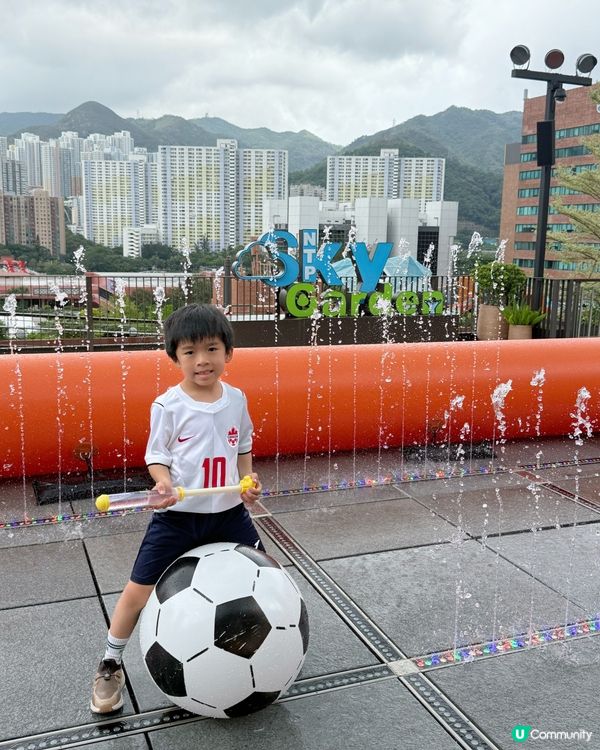 足球迷Adrian係香港梗係要參加一下世界盃活動,沙田站一出...