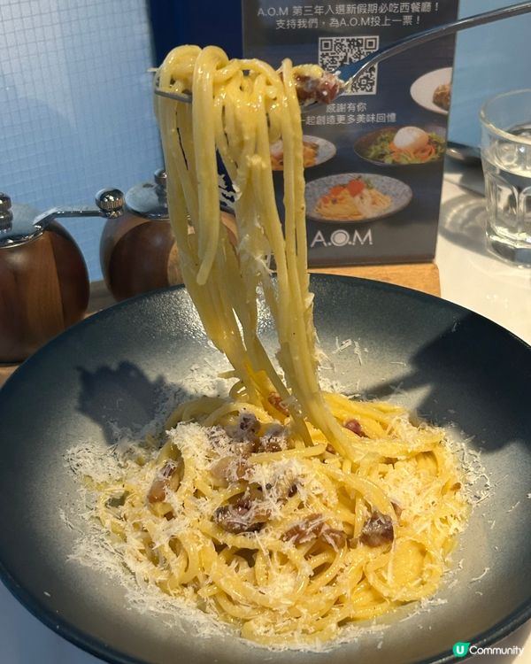 上星期去過西營盤有間餐廳食物用心值得收藏,有室內外座位,木質...
