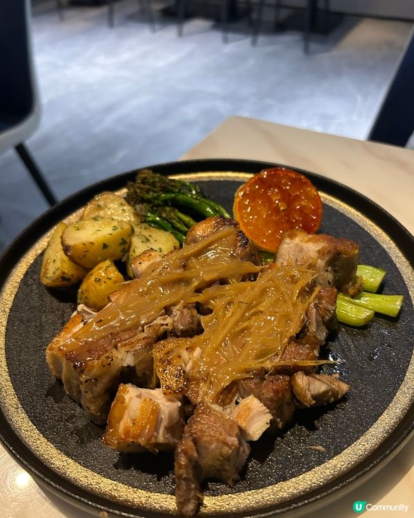 上星期去過西營盤有間餐廳食物用心值得收藏,有室內外座位,木質...