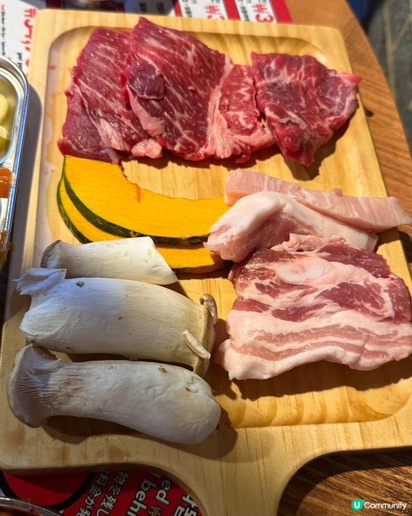 在首爾明洞城燒肉，任食燒肉，有好多種類燒肉