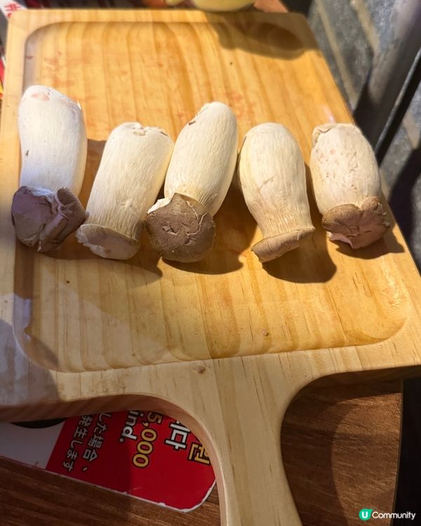 在首爾明洞城燒肉，任食燒肉，有好多種類燒肉