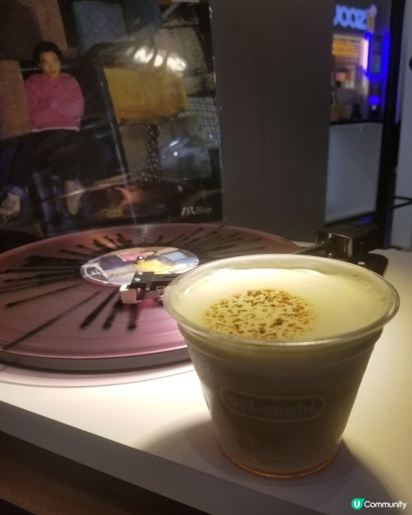一邊聽黑膠，一邊喝咖啡！正啊