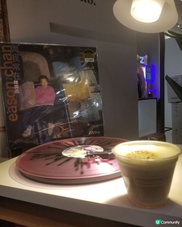 一邊聽黑膠，一邊喝咖啡！正啊