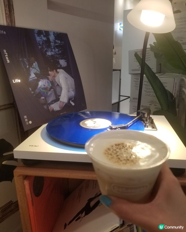 一邊聽黑膠，一邊喝咖啡！正啊