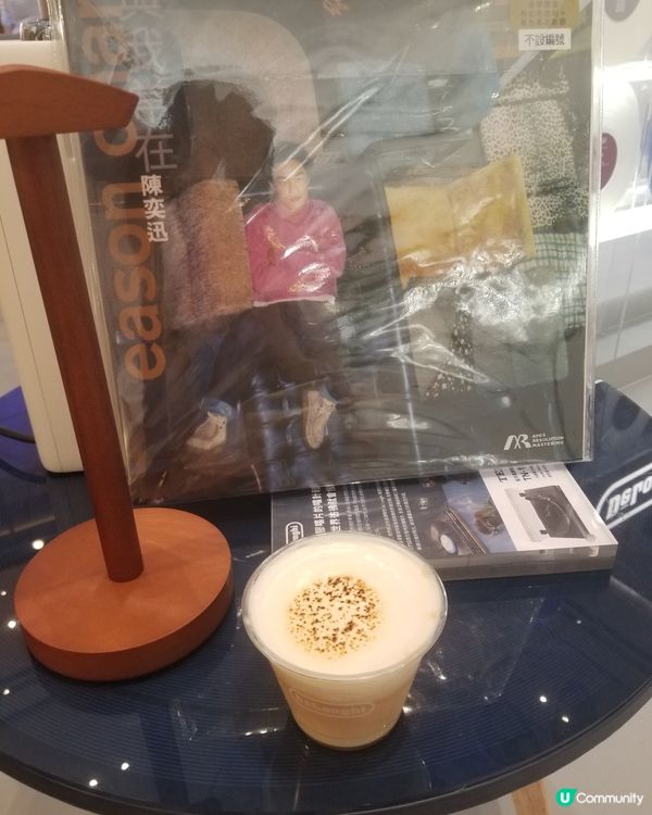 一邊聽黑膠，一邊喝咖啡！正啊