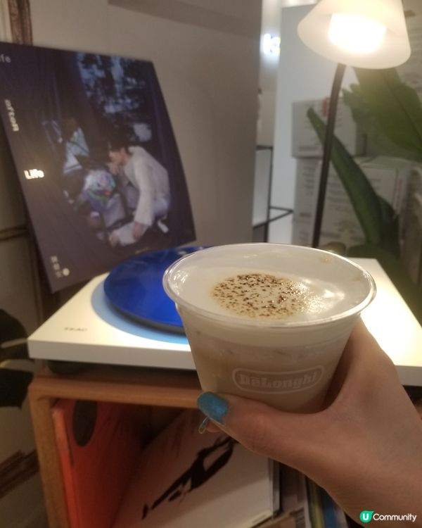 一邊聽黑膠，一邊喝咖啡！正啊