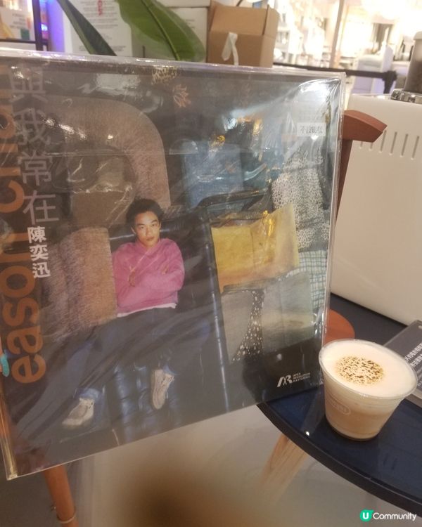 一邊聽黑膠，一邊喝咖啡！正啊