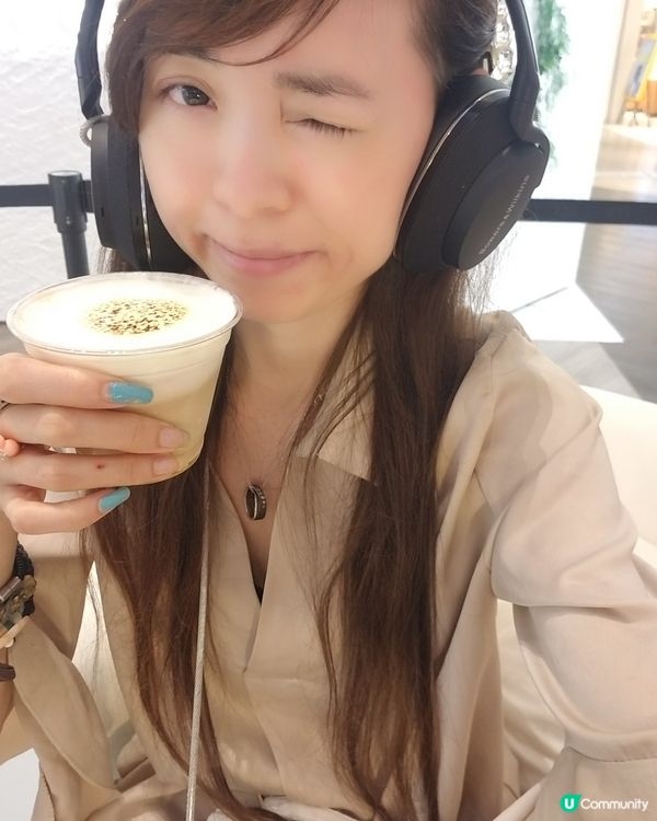 一邊聽黑膠，一邊喝咖啡！正啊